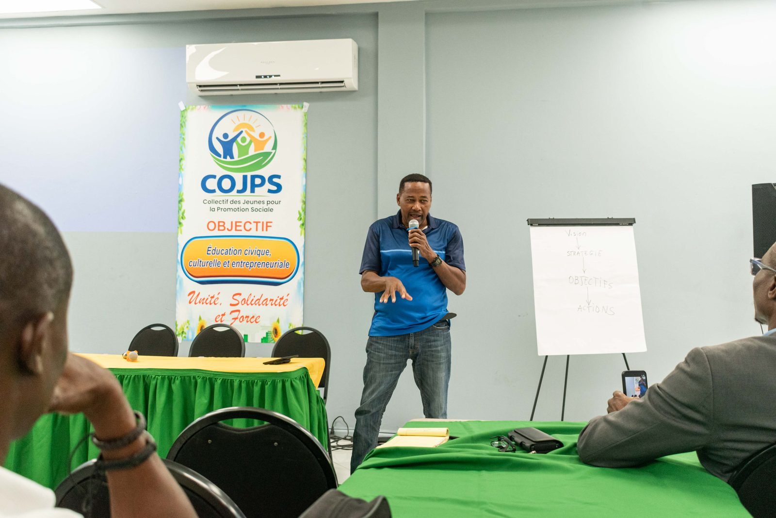 Un intervenant anime une formation devant les membres